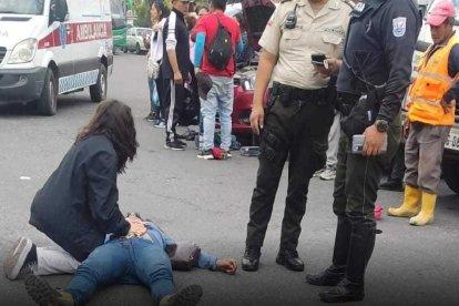 Uno de los heridos quedó tendido en el piso.