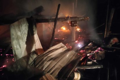 De la vivienda solo quedaron restos humeantes.