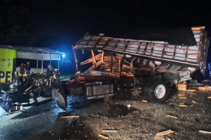 Uno de los vehículos involucrados en este accidente quedó destruido.