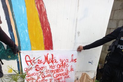 Este papel escrito con marcador rojo y dos sacos de yute fueron hallados junto a la pared de un plantel educativo.