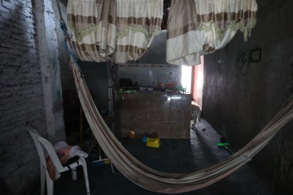 Las víctimas ingresaron a esta casa. Sobre la silla está empapada 
de sangre la cobija que cubría a la bebita.