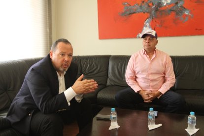 Fernando Tapias, experto colombiano en seguridad, junto al candidato Galo Lara en EXTRA.