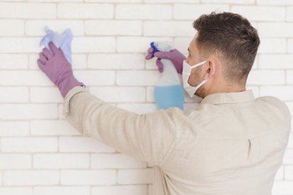 Una buena pintura impermiabilizante evitará las manchas de humedad.