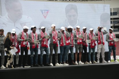 Los doce jugadores que llegaron a los albos recibieron el cariño de los hinchas de Liga de Quito.