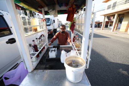 Don Mario, de 73 años, sigue atendiendo a sus fieles clientes en el suburbio de Guayaquil.