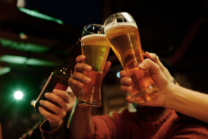 Ecuador reduce IVA en festivos e impuestos a cervezas, plásticos y armas.