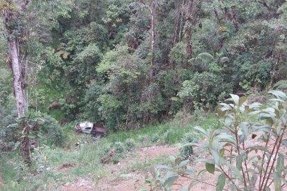El vehículo habría rodado unos trescientos metros y terminó destruido.