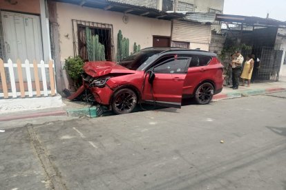 La víctima y los criminales iban en un vehículo. Lo atacaron con el carro en movimiento