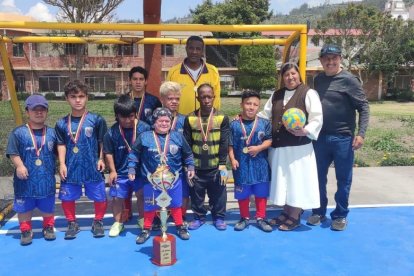 La madre María, de Penipe, les dio las bendición y el trofeo de campeón a la selección de Talla baja del Ecuador.