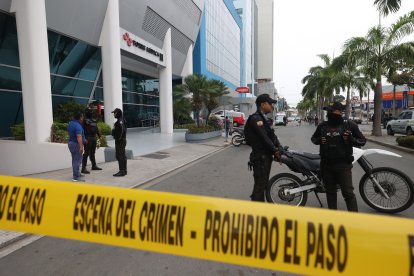 En el lugar de los hechos, entre el segundo piso y los exteriores de la casa de salud, policías recogieron más de 40 indicios balísticos.