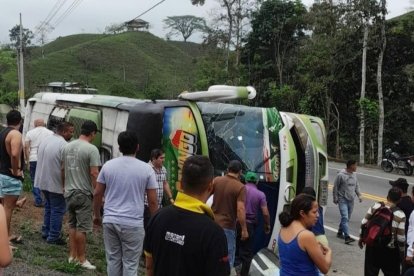 En diciembre, cinco adultos y un menor de edad fallecieron por el volcamiento de un bus en Manabí.