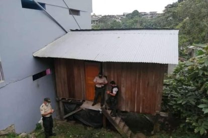 En el interior de esta vivienda de madera hallaron a la víctima.