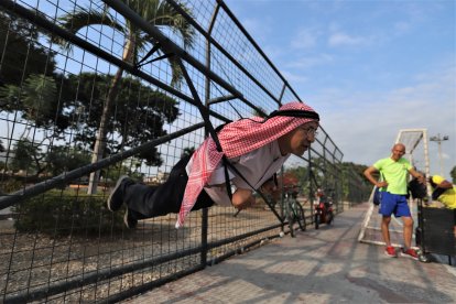 Borbor le quiso  mostrar a la gente de Puerto Liza que está en buena forma física y se puso como Superman.