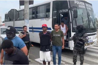 Personal del GOE custodiaba a los sospechosos y a Sayayín le colocaron un chaleco antibalas.