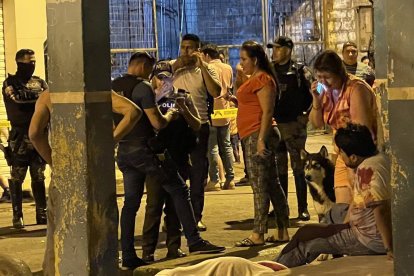 El cuerpo de la víctima quedó cerca de una vereda.