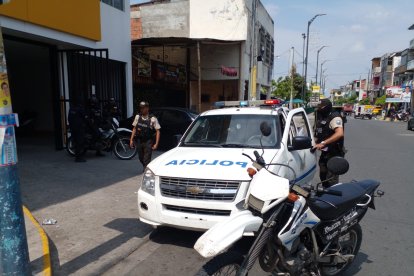 Guayas: Balacera entre delincuentes y custodio de comerciante en pleno centro de Daule
