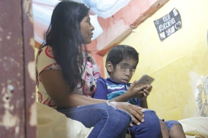 Ver videos infantiles en el celular de su mamá calma un poco la ansiedad del niño.