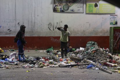 En las noches, personas hurgan entre las fundas de basura y desechos en busca de algo valioso.