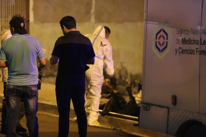 Agentes de Criminalística retiraron los restos humanos de los sacos de yute y los subieron al carro de Medicina Legal.