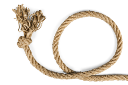 Su pareja lo halló colgado y con un cuchillo cortó la soga. Él quedó sentado en la silla que habría llevado para subirse a la rama.