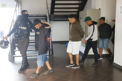 Los sospechosos fueron presentados por la policía. Los adultos registran antecedentes penales.
