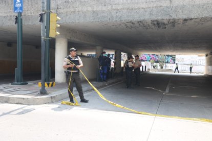 Sujetos en moto lo interceptaron y llenaron de plomo.