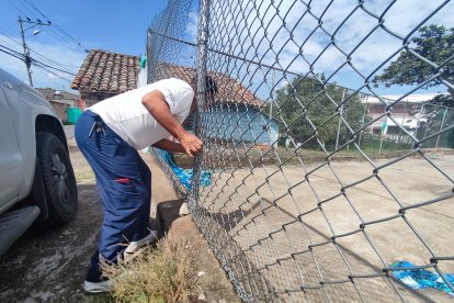 Por un orificio en una malla, que lleva a una quebrada, escapó un pillo en el último caso.