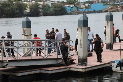 Hallan un cuerpo flotando en el estero Salado de la avenida Barcelona