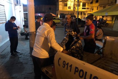 La familia del occiso llegó a la morgue de Babahoyo para los trámites mortuorios.