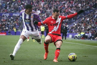 El extremo tricolor Gonzalo Plata (i) fue titular en el Valladolid que no levanta cabeza en la liga española.
