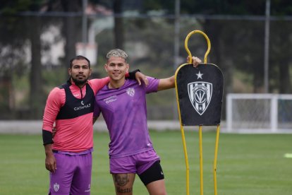 Junior Sornoza (i), quien seguirá liderando el juego de los rayados, junto a Jordy Alcívar (d), uno de los refuerzos del club.