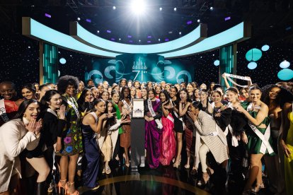 Las concursantes de este certamen de belleza posan junto a la corona elaborada por la firma Mouawad para el concurso.