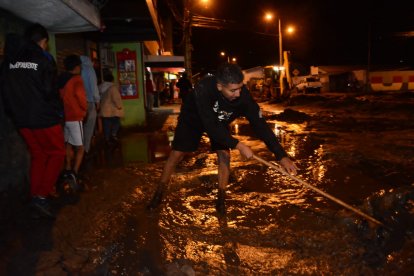 El cuerpo de Bomberos de Quito realizó los trabajos de limpieza y evacuación en algunos establecimientos.