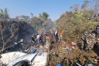 Hallan 68 cadáveres tras el accidente aéreo con 72 pasajeros a bordo en Nepal