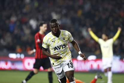 Enner Valencia sigue en racha. Marcó los dos goles del triunfo del Fenerbahce en la liga de Turquía.