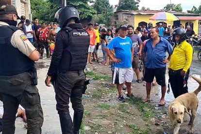 Decenas de personas se agolparon frente a la vivienda donde cayó la víctima.