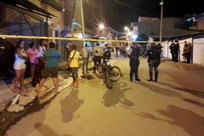 La Policía realizó el levantamiento del cuerpo y recabó los indicios.