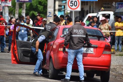 En alrededor una hora y media, la policía hizo el levantamiento de indicios.