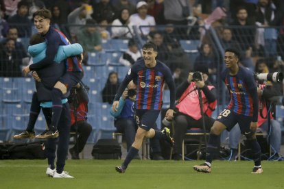 Los jugadores del FC Barcelona: (i-d): los centrocampistas Gavi (i), Pedri (c) y el defensa Alejandro Balde (d), celebran un gol de su equipo durante la final de la Supercopa de España 2023 que Real Madrid y FC Barcelona juegan este domingo en el estadio internacional Rey Fahd de Riad, Arabia Saudí.
