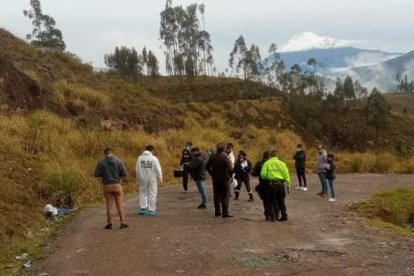 Habitantes del sector señalaron a las autoridades que divisaron el bulto en la cuneta.