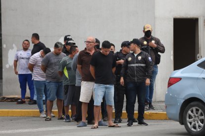 os detenidos fueron presentados por la Policía. El primero (camiseta negrea) sería el gatillero.