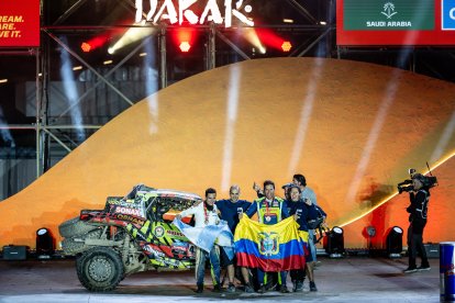 El piloto tricolor Sebastián Guayasamín (d) y su celebración tras concluir el exigente rally Dakar realizado en Arabia Saudita.