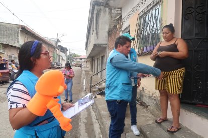 Las brigadas ‘Todos al aula’, que recorren varios sectores de la zona 8, son atendidas por los padres de familia.