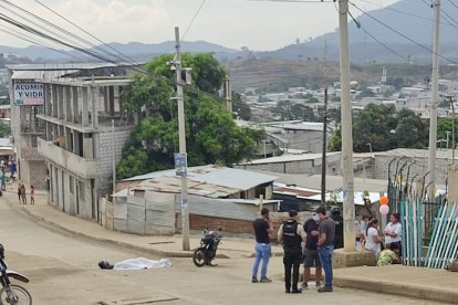 El cuerpo quedó tendido en media calle, en una pendiente.