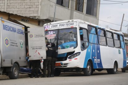 Al sitio llegaron agentes policiales para iniciar con las investigaciones de este hecho violento.