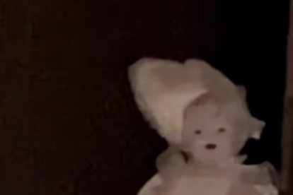 La muñeca, supuestamente poseída, aparece moviéndose sola en un video.
