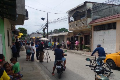 Moradores de la ciudadela Los Piñuelos, de Samborondón, asombrados por lo ocurrido a la vecina.