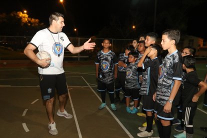 Juan Carlos Caballero trabaja con los pequeños del norte de Guayaquil.