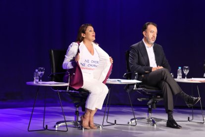 La candidata Jéssica Jaramillo se abrió la blusa para mostrar un mensaje “Ni choros ni chumados”.