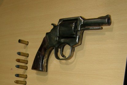 En el sitio, los agentes encontraron unas armas.